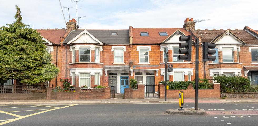 			NEW INSTRUCTION (Private Garden), 3 Bedroom, 1 bath, 1 reception Flat			 Pavillion Terrace, Wood Lane , North Kensington 